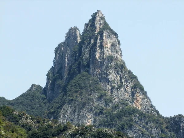 Pico de montaña cubierto — Foto de Stock