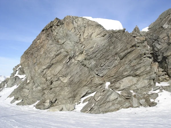 Formação de rochas perto de pista de esqui — Fotografia de Stock