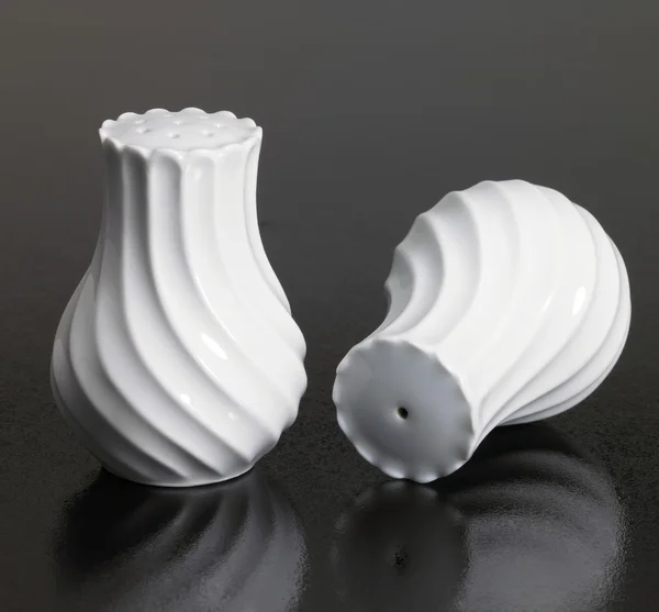 Salero de porcelana blanca y pimentero —  Fotos de Stock