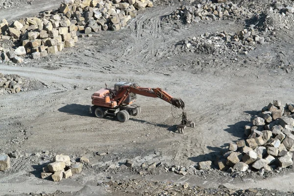 休息的采石场挖掘机和石头 — 图库照片
