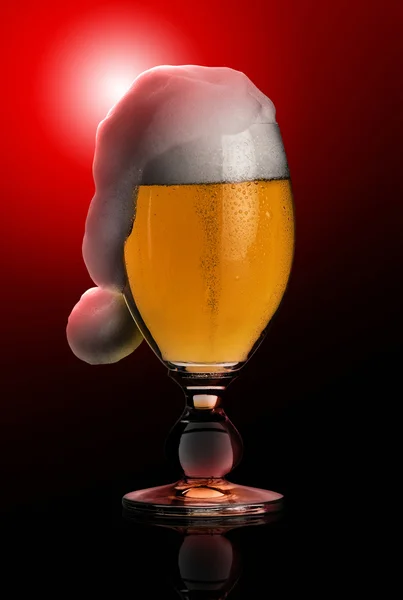 Χριστούγεννα μπύρα σε μαύρο πίσω μέρος — Φωτογραφία Αρχείου