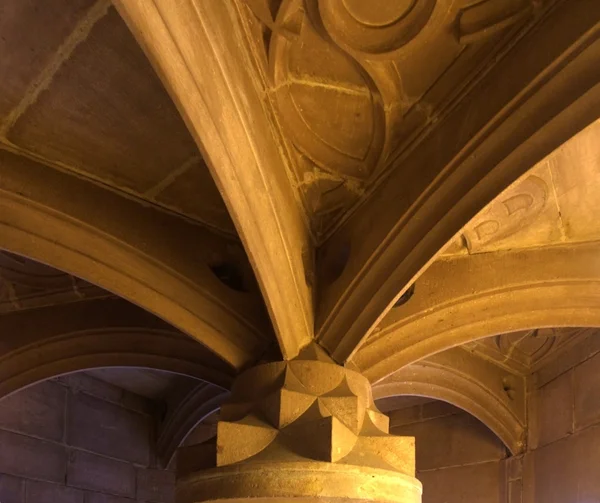 Detalhe da coluna dentro do castelo de Haut-Koenigsbourg — Fotografia de Stock