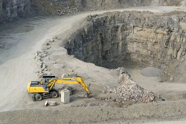 Yellow quarry digger — Stockfoto
