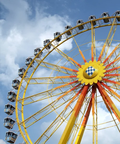 Большое колесо и голубое небо — стоковое фото