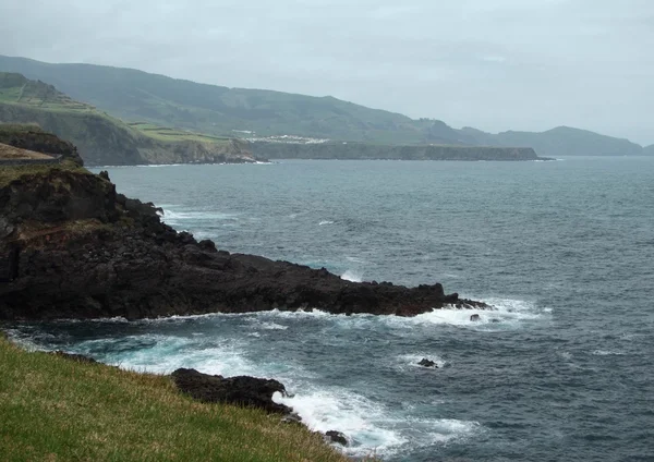 Paisagem costeira enevoada nos Açores — Fotografia de Stock