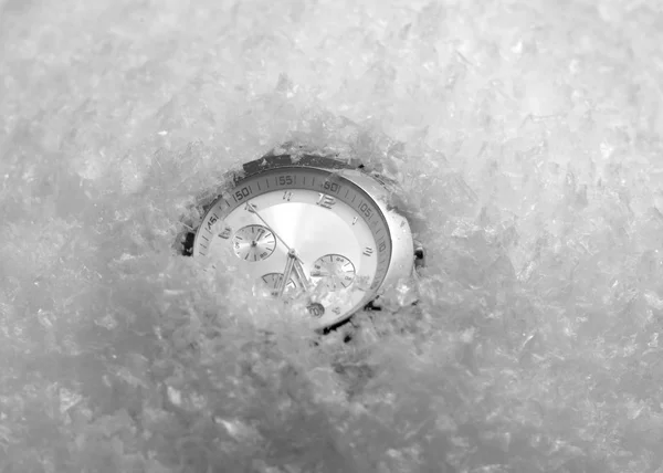 Reloj de pulsera en la nieve —  Fotos de Stock