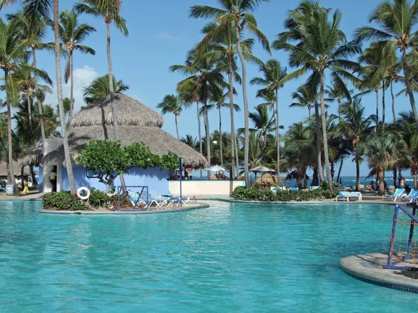 Resort de vacaciones con piscina —  Fotos de Stock