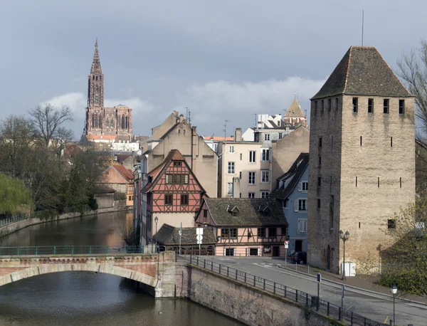 Paysage strasbourgeois avec cathédrale — Photo