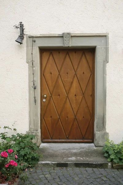 Ностальгічні дерев'яні вхідні двері — стокове фото