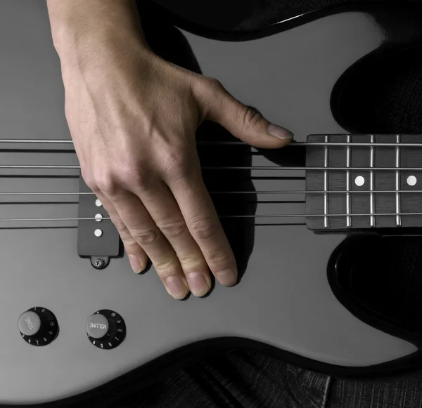 Озил на бас-гитаре — стоковое фото