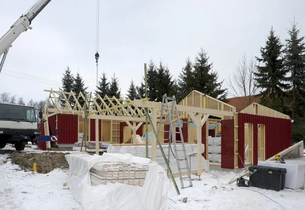 Construção de casa de madeira no tempo de inverno — Fotografia de Stock
