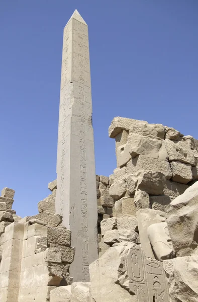 Obelisco em torno da esquadra de Amun-Re — Fotografia de Stock