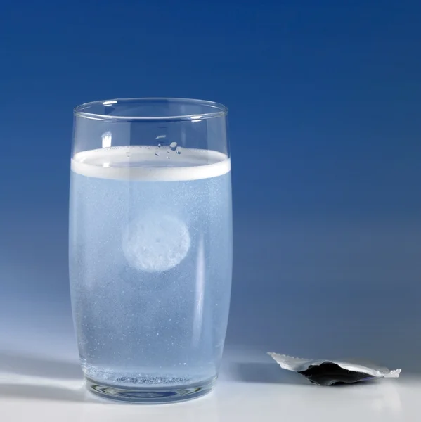 Fizzy tablett i ett glas vatten — Stockfoto