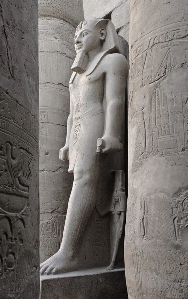 Faraonský socha na luxorským chrámem v Egyptě — Stock fotografie