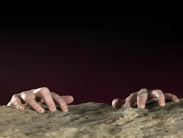 Mãos de embreagem na superfície de pedra — Fotografia de Stock