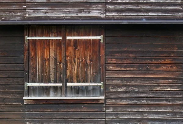 Dřevěná fasáda s závěrky — Stock fotografie