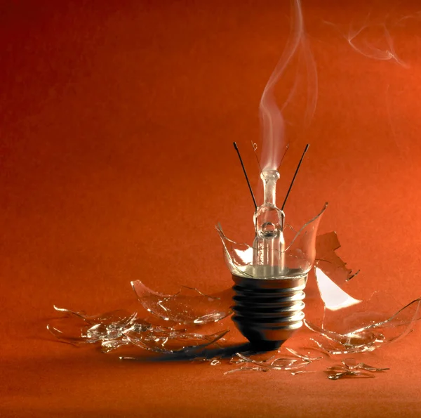 Broken light bulb — Stock Photo, Image