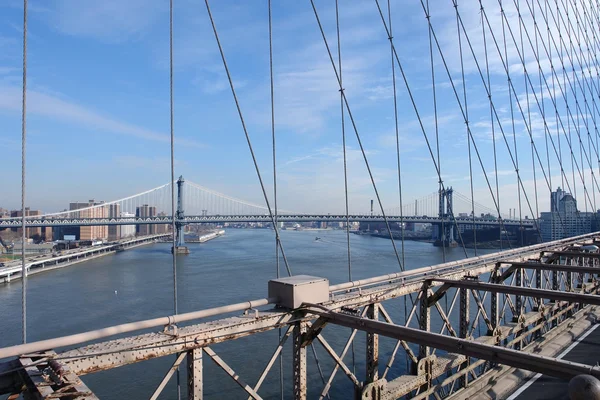 マンハッタン橋とイースト川 — ストック写真