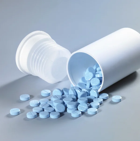Blue pills and can — Stock Photo, Image