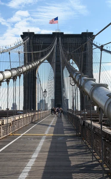 Бруклинский мост в солнечной атмосфере — стоковое фото