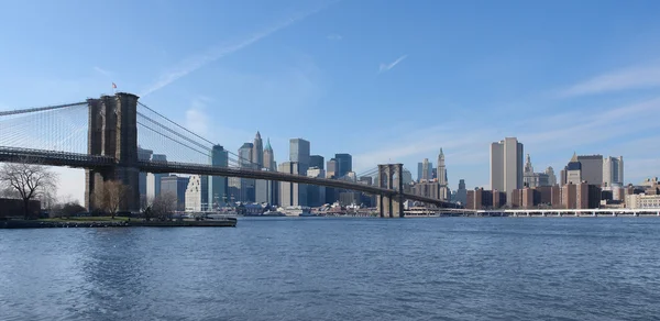 Brooklyn bridge i panoramę Nowego Jorku — Zdjęcie stockowe