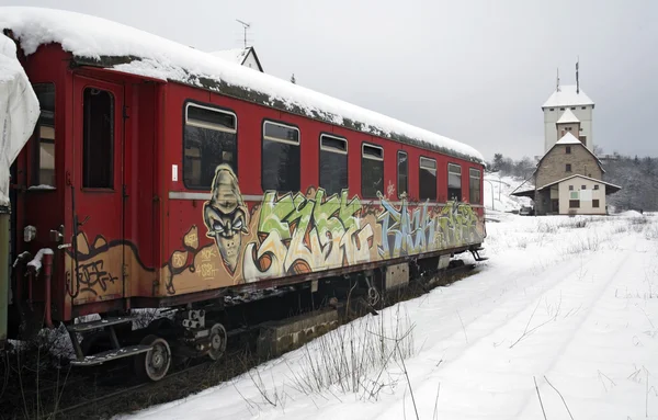 铁路的旧车和站 — 图库照片