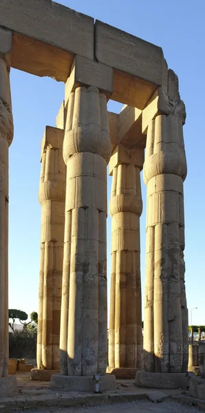 Kolumny w Świątyni Luksorskiej w Egipcie — Zdjęcie stockowe