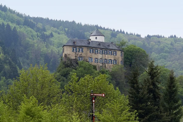 Malý hrad v pohoří eifel — Stock fotografie