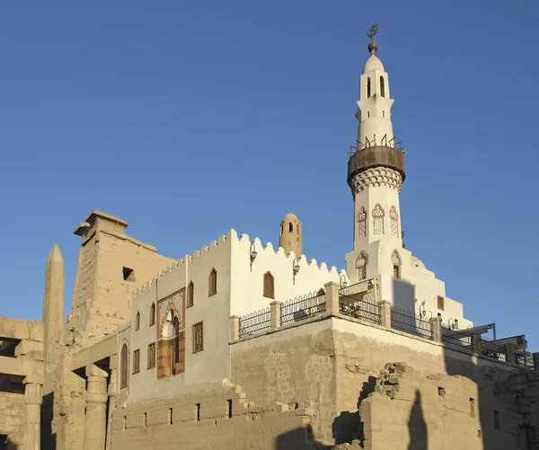 Mešita v luxorským chrámem v Egyptě — Stock fotografie