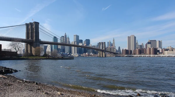 Нью-Йорк Скайлайн и Бруклинский мост — стоковое фото