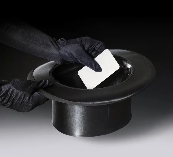 Magic keménykalapos kalap és a kesztyűs kezek — Stock Fotó