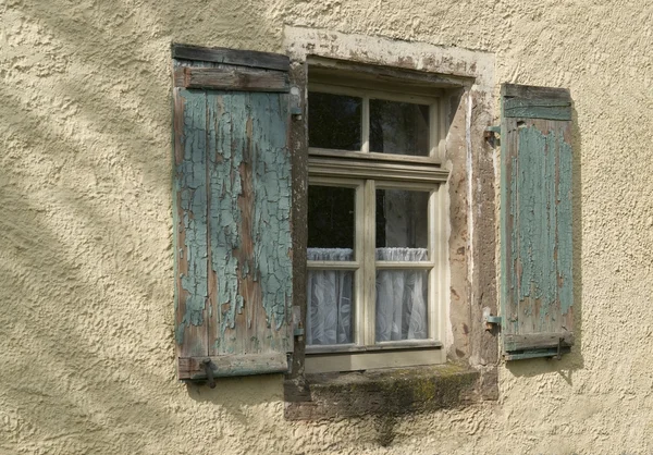Staré okno v omítnuté zdi — Stock fotografie