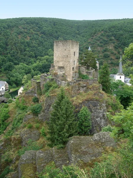 Zřícenina hradu nedaleko esch-sur jistě — Stock fotografie