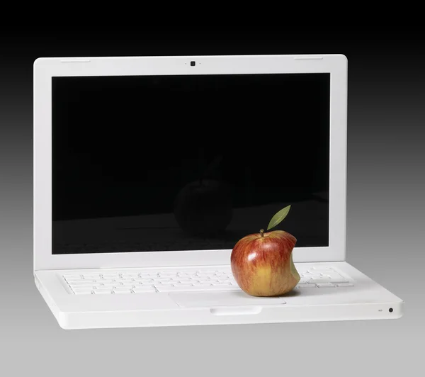 Jabłko i komputer — Zdjęcie stockowe