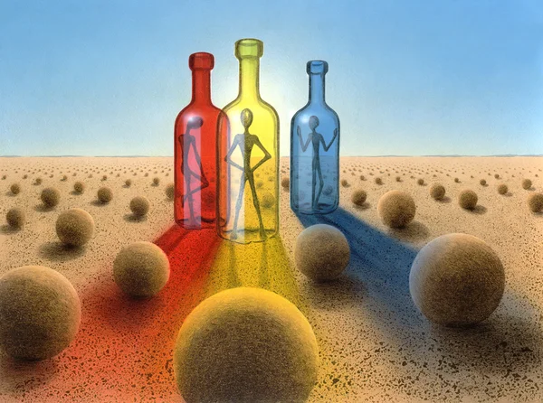 Три бутылки в нереальной атмосфере пустыни — стоковое фото