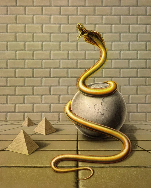 Золотая змея в сюрреалистической атмосфере — стоковое фото