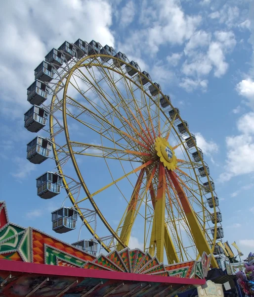 Большое колесо и голубое небо — стоковое фото