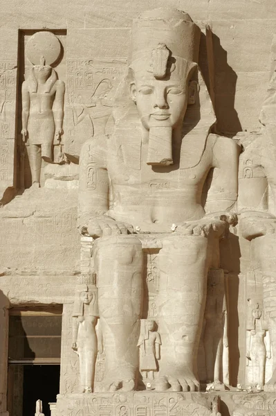 エジプトのアブ ・ シンベル神殿でラムセス — ストック写真