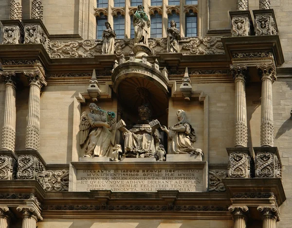 Скульптуры на фасаде дома в Оксфорде — стоковое фото