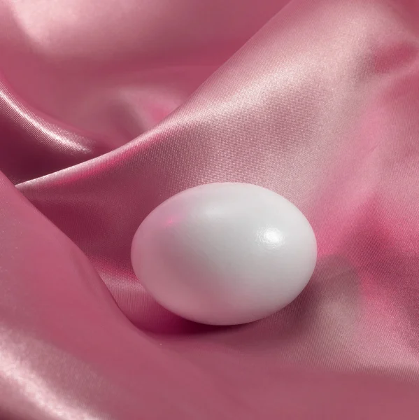 Αυγό σε ροζ σατέν υφάσματα — Φωτογραφία Αρχείου