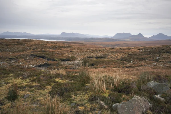 Skotská krajina s vzdálené kopce — Stock fotografie