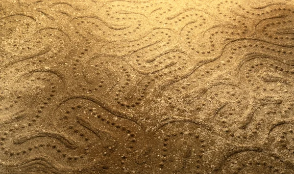 Abstracte slangenpatroon in het zand — Stockfoto