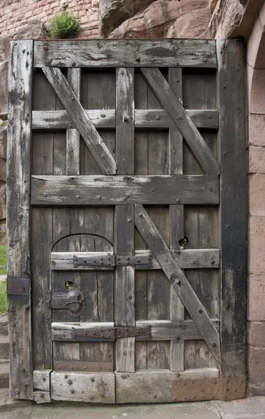 Historické dveře na hrad haut-koenigsbourg — Stock fotografie