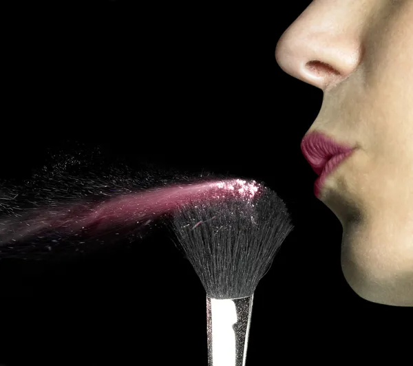Красные губы раздувают макияж — стоковое фото