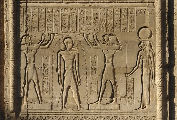 Lättnad vid chnum templet i Egypten — Stockfoto