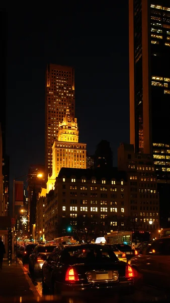 Сцена на улицах Нью-Йорка в ночное время — стоковое фото
