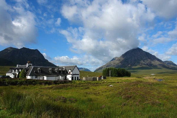 stock image Idyllic scenery with Kings House Hotel