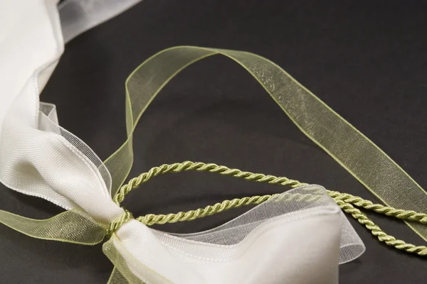 白と緑の装飾的な弓 — ストック写真