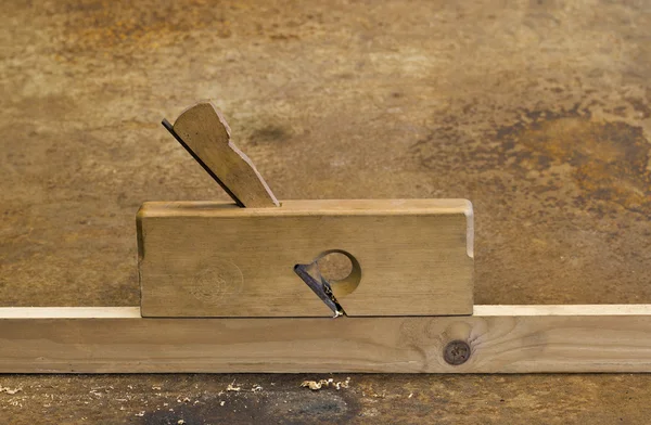 Planchadora sobre tabla de madera —  Fotos de Stock