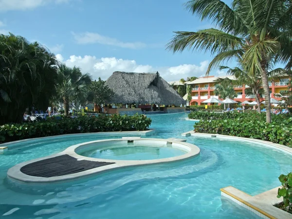 Resort de vacaciones con piscina — Foto de Stock